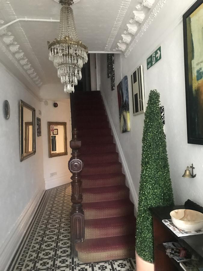 Oyo Maggie Jones Guest House Cardiff Exteriér fotografie